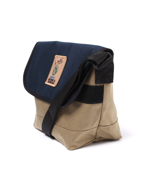 BEAMS BOY(ビームスボーイ)の「DeMartini×BEAMS BOY / 2トーン メッセンジャー (メッセンジャーバッグ・レディース・ブラック系その他/ベージュ系その他/ブルー系その他・ONE SIZE)」の4枚目の写真