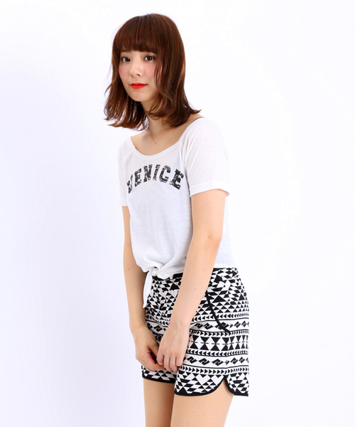 WEGO（ウィゴー）の「WEGO/ロゴプリントオフショルダーTシャツ（Tシャツ/カットソー・レディース・オフホワイト/スミクロ/ブルー/レッド・FREE）」の2枚目の写真