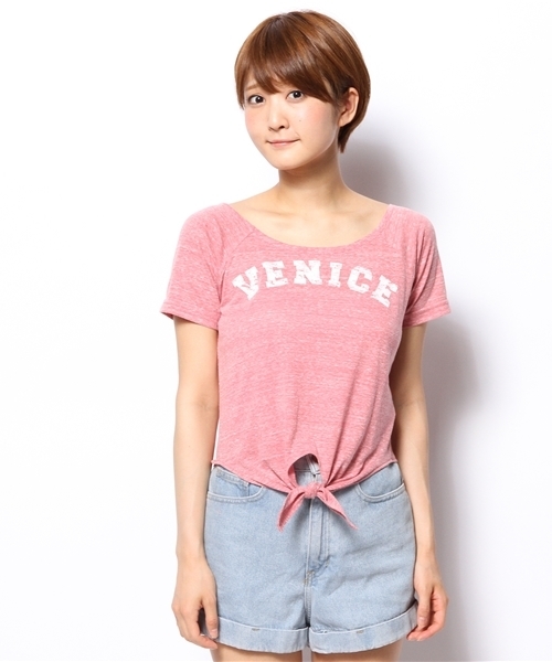 WEGO（ウィゴー）の「WEGO/ロゴプリントオフショルダーTシャツ（Tシャツ/カットソー・レディース・オフホワイト/スミクロ/ブルー/レッド・FREE）」の9枚目の写真