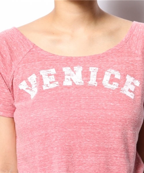 WEGO（ウィゴー）の「WEGO/ロゴプリントオフショルダーTシャツ（Tシャツ/カットソー・レディース・オフホワイト/スミクロ/ブルー/レッド・FREE）」の6枚目の写真