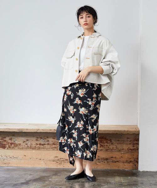 ADAM ET ROPE'（アダムエロペ）の「ステッチワークミリタリージャケット（その他アウター・レディース・ホワイト/ネイビー・FREE）」の4枚目の写真