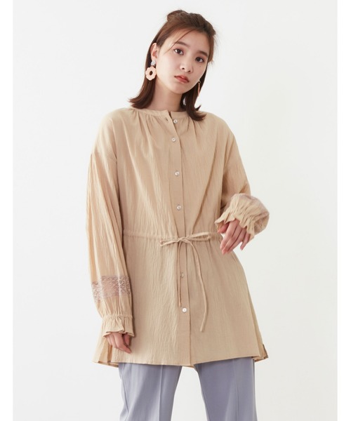 POU DOU DOU（プードゥドゥ）の「袖レース使いウエストドロストチュニックブラウス（シャツ/ブラウス・レディース・ベージュ/オフホワイト/ブルー・3）」の2枚目の写真