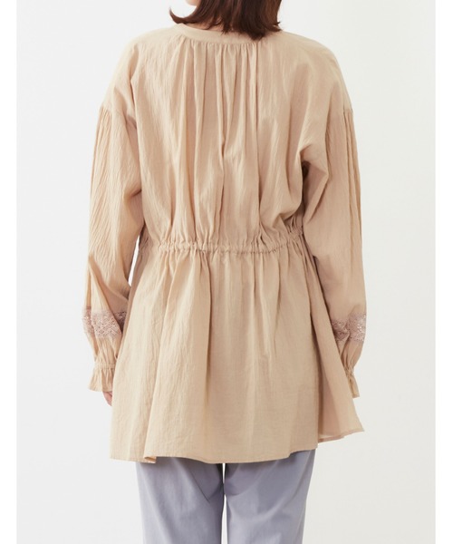 POU DOU DOU（プードゥドゥ）の「袖レース使いウエストドロストチュニックブラウス（シャツ/ブラウス・レディース・ベージュ/オフホワイト/ブルー・3）」の21枚目の写真