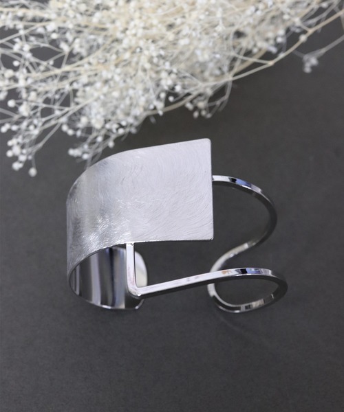 florist(フローリスト)の「2種展開特殊ライン加工のワイドバングル(バングル/リストバンド・レディース・シルバー系その他/ゴールド系その他/シルバー系その他2/ゴールド系その他2・FREE)」の1枚目の写真