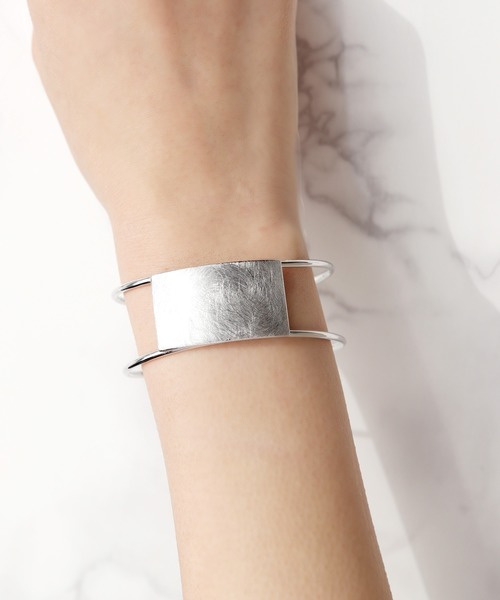 florist(フローリスト)の「2種展開特殊ライン加工のワイドバングル(バングル/リストバンド・レディース・シルバー系その他/ゴールド系その他/シルバー系その他2/ゴールド系その他2・FREE)」の2枚目の写真