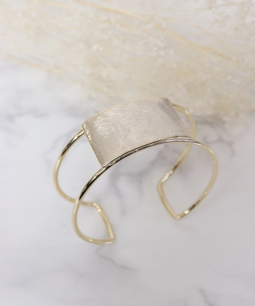 florist(フローリスト)の「2種展開特殊ライン加工のワイドバングル(バングル/リストバンド・レディース・シルバー系その他/ゴールド系その他/シルバー系その他2/ゴールド系その他2・FREE)」の4枚目の写真