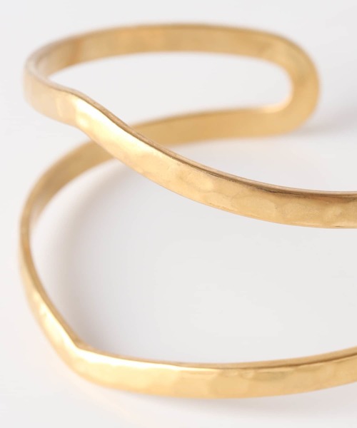 SMELLY（スメリー）の「メタルラインワイドバングル（バングル/リストバンド・レディース・ゴールド・-）」の4枚目の写真