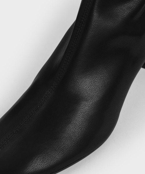 CHARLES & KEITH（チャールズ & キース）の「ステッチトリム ブロックヒールアンクルブーツ / Stitch-Trim Block Heel Ankle Boots（ブーツ・レディース・ブラック/ブラウン・22.5cm/23cm/23.5cm/24.5cm/25cm/25.5cm）」の8枚目の写真