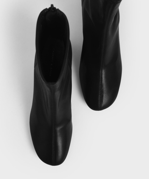 CHARLES & KEITH（チャールズ & キース）の「ステッチトリム ブロックヒールアンクルブーツ / Stitch-Trim Block Heel Ankle Boots（ブーツ・レディース・ブラック/ブラウン・22.5cm/23cm/23.5cm/24.5cm/25cm/25.5cm）」の9枚目の写真