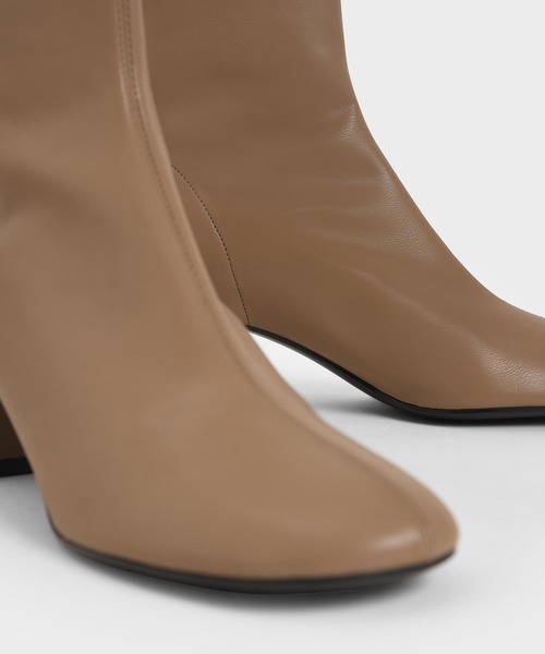 CHARLES & KEITH（チャールズ & キース）の「ステッチトリム ブロックヒールアンクルブーツ / Stitch-Trim Block Heel Ankle Boots（ブーツ・レディース・ブラック/ブラウン・22.5cm/23cm/23.5cm/24.5cm/25cm/25.5cm）」の11枚目の写真