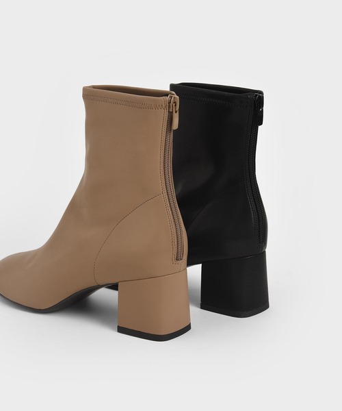 CHARLES & KEITH（チャールズ & キース）の「ステッチトリム ブロックヒールアンクルブーツ / Stitch-Trim Block Heel Ankle Boots（ブーツ・レディース・ブラック/ブラウン・22.5cm/23cm/23.5cm/24.5cm/25cm/25.5cm）」の12枚目の写真