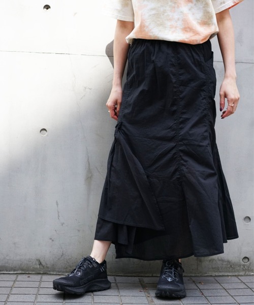 AVIREX（アヴィレックス）の「タイダイ イレギュラースカート/ TIE-DYED IRREGULAR SKIRT（スカート・レディース・ブラック/オフホワイト・FREE/SMALL/MEDIUM）」の2枚目の写真