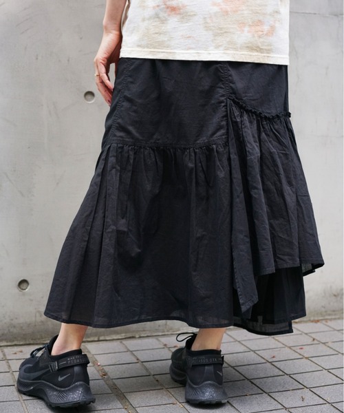 AVIREX（アヴィレックス）の「タイダイ イレギュラースカート/ TIE-DYED IRREGULAR SKIRT（スカート・レディース・ブラック/オフホワイト・FREE/SMALL/MEDIUM）」の3枚目の写真