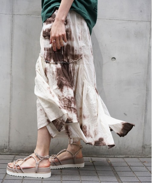 AVIREX（アヴィレックス）の「タイダイ イレギュラースカート/ TIE-DYED IRREGULAR SKIRT（スカート・レディース・ブラック/オフホワイト・FREE/SMALL/MEDIUM）」の4枚目の写真