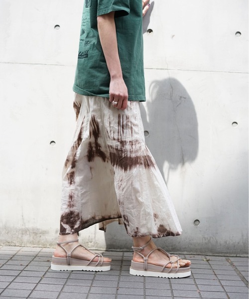 AVIREX（アヴィレックス）の「タイダイ イレギュラースカート/ TIE-DYED IRREGULAR SKIRT（スカート・レディース・ブラック/オフホワイト・FREE/SMALL/MEDIUM）」の6枚目の写真