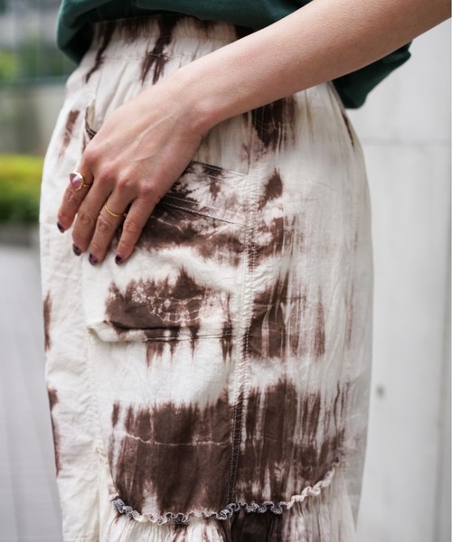 AVIREX（アヴィレックス）の「タイダイ イレギュラースカート/ TIE-DYED IRREGULAR SKIRT（スカート・レディース・ブラック/オフホワイト・FREE/SMALL/MEDIUM）」の16枚目の写真