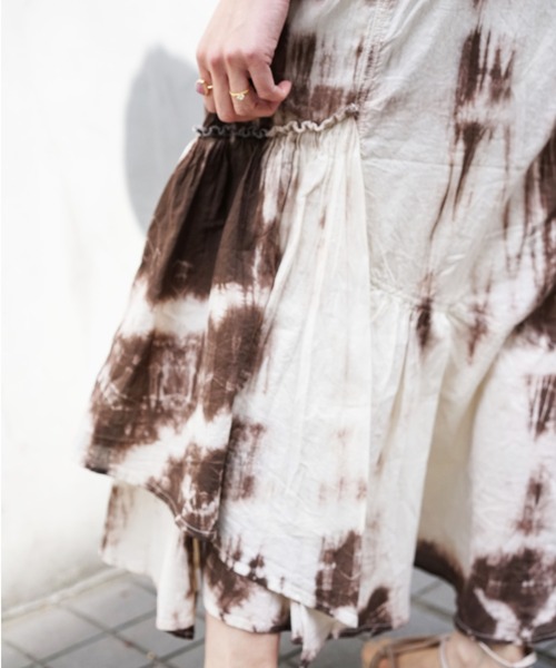 AVIREX（アヴィレックス）の「タイダイ イレギュラースカート/ TIE-DYED IRREGULAR SKIRT（スカート・レディース・ブラック/オフホワイト・FREE/SMALL/MEDIUM）」の9枚目の写真