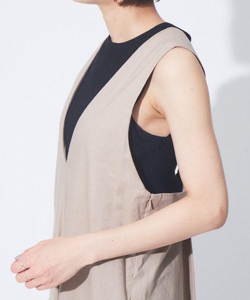 Rouge vif Anna(ルージュヴィフアンナ)の「バックタックオールインワン(つなぎ/オールインワン・レディース・サックスブルー/ベージュ/ブラック・フリー)」の9枚目の写真