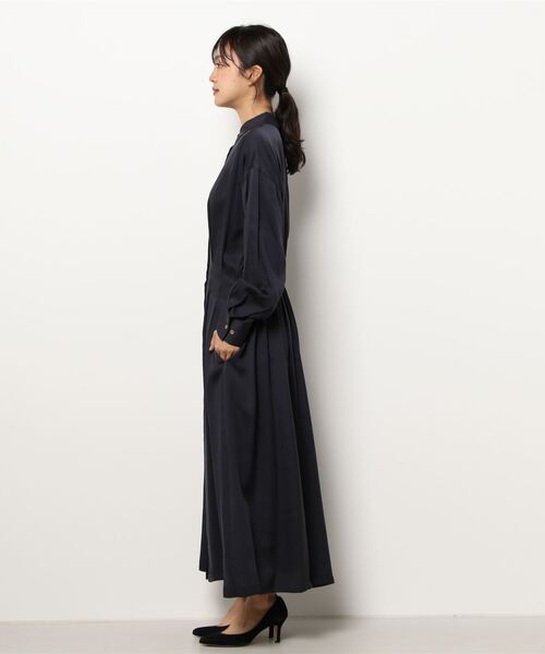 ROPE'(ロペ)の「テンセルサテンウエストタックワンピース(ワンピース・レディース・ネイビー/ブラウン・36/38)」の4枚目の写真