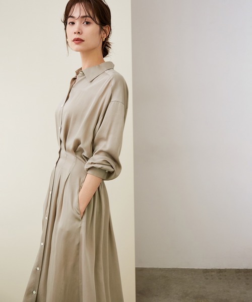 ROPE'(ロペ)の「テンセルサテンウエストタックワンピース(ワンピース・レディース・ネイビー/ブラウン・36/38)」の1枚目の写真