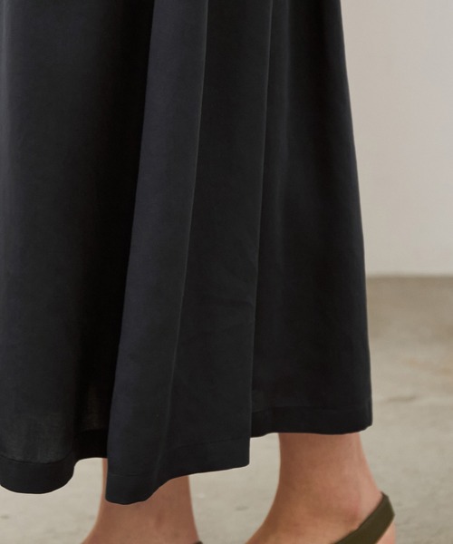 ROPE'(ロペ)の「テンセルサテンウエストタックワンピース(ワンピース・レディース・ネイビー/ブラウン・36/38)」の17枚目の写真