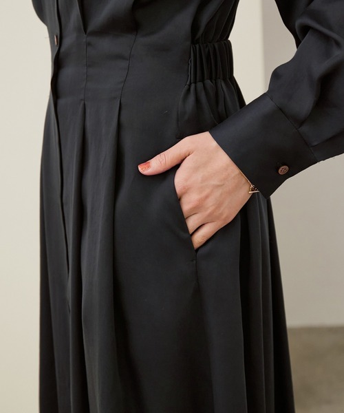 ROPE'(ロペ)の「テンセルサテンウエストタックワンピース(ワンピース・レディース・ネイビー/ブラウン・36/38)」の16枚目の写真