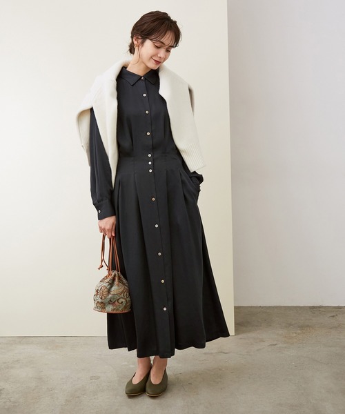 ROPE'(ロペ)の「テンセルサテンウエストタックワンピース(ワンピース・レディース・ネイビー/ブラウン・36/38)」の22枚目の写真