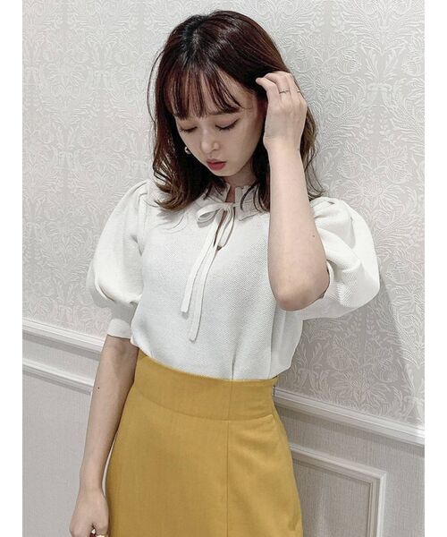 dazzlin(ダズリン)の「ハニカムリボンコンパクトトップス(ニット/セーター・レディース・オフホワイト/ブルー/マスタード/ブラック・FREE)」の2枚目の写真