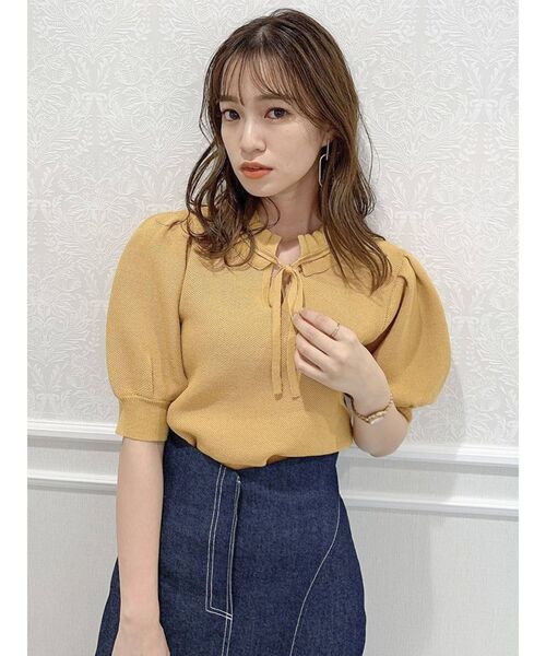 dazzlin(ダズリン)の「ハニカムリボンコンパクトトップス(ニット/セーター・レディース・オフホワイト/ブルー/マスタード/ブラック・FREE)」の4枚目の写真