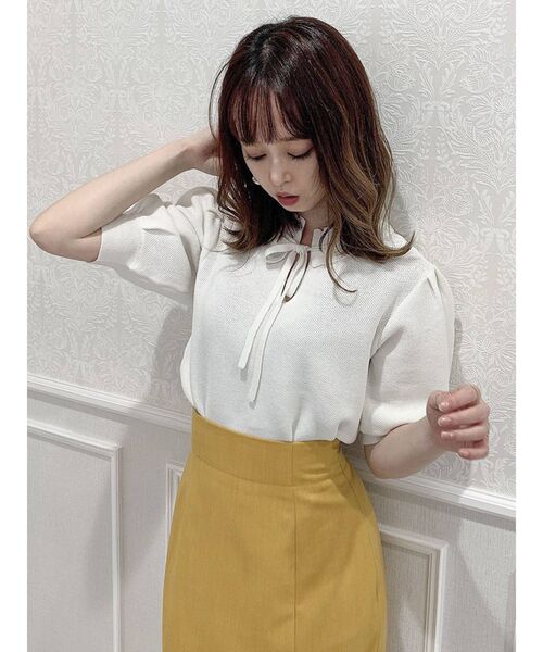 dazzlin(ダズリン)の「ハニカムリボンコンパクトトップス(ニット/セーター・レディース・オフホワイト/ブルー/マスタード/ブラック・FREE)」の5枚目の写真