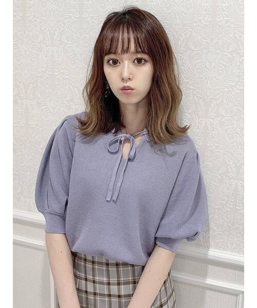 dazzlin(ダズリン)の「ハニカムリボンコンパクトトップス(ニット/セーター・レディース・オフホワイト/ブルー/マスタード/ブラック・FREE)」の17枚目の写真