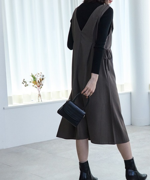 ECRIRE（エクリール）の「ｻｲﾄﾞﾘﾎﾞﾝVﾈｯｸﾛﾝｸﾞﾜﾝﾋﾟｰｽ（ベスト・レディース・ブラック/ネイビー/ベージュ・M）」の11枚目の写真