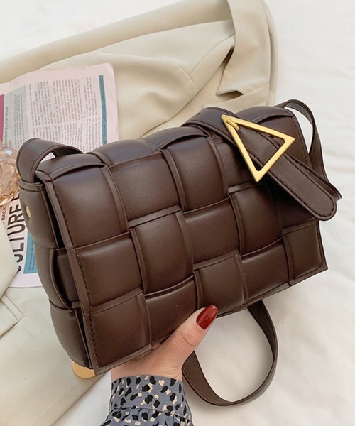 florist(フローリスト)の「【高見え】スクエア編み込みレザーショルダーバッグ(ショルダーバッグ・レディース・ベージュ/ダークブラウン/ライトグリーン/グリーン/イエロー/ブラウン/グレー/オフホワイト/ライトブルー/セージグリーン/ホワイト/ブラック/ライトピンク/レッド/ベビーピンク・FREE)」の6枚目の写真