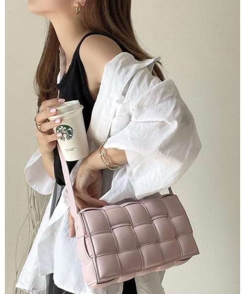 florist(フローリスト)の「【高見え】スクエア編み込みレザーショルダーバッグ(ショルダーバッグ・レディース・ベージュ/ダークブラウン/ライトグリーン/グリーン/イエロー/ブラウン/グレー/オフホワイト/ライトブルー/セージグリーン/ホワイト/ブラック/ライトピンク/レッド/ベビーピンク・FREE)」の14枚目の写真