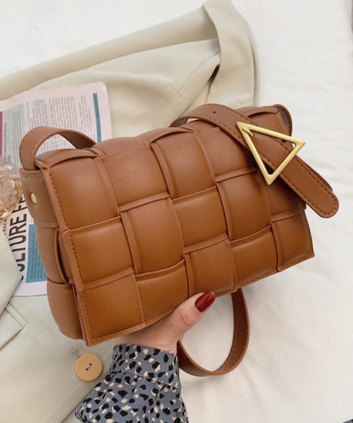 florist(フローリスト)の「【高見え】スクエア編み込みレザーショルダーバッグ(ショルダーバッグ・レディース・ベージュ/ダークブラウン/ライトグリーン/グリーン/イエロー/ブラウン/グレー/オフホワイト/ライトブルー/セージグリーン/ホワイト/ブラック/ライトピンク/レッド/ベビーピンク・FREE)」の7枚目の写真