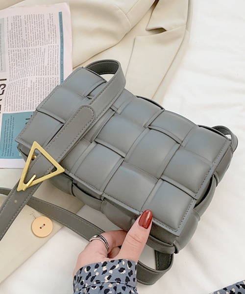 florist(フローリスト)の「【高見え】スクエア編み込みレザーショルダーバッグ(ショルダーバッグ・レディース・ベージュ/ダークブラウン/ライトグリーン/グリーン/イエロー/ブラウン/グレー/オフホワイト/ライトブルー/セージグリーン/ホワイト/ブラック/ライトピンク/レッド/ベビーピンク・FREE)」の5枚目の写真