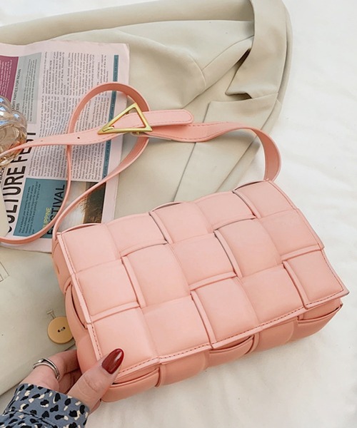 florist(フローリスト)の「【高見え】スクエア編み込みレザーショルダーバッグ(ショルダーバッグ・レディース・ベージュ/ダークブラウン/ライトグリーン/グリーン/イエロー/ブラウン/グレー/オフホワイト/ライトブルー/セージグリーン/ホワイト/ブラック/ライトピンク/レッド/ベビーピンク・FREE)」の1枚目の写真