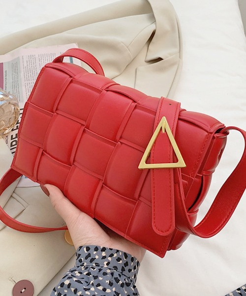 florist(フローリスト)の「【高見え】スクエア編み込みレザーショルダーバッグ(ショルダーバッグ・レディース・ベージュ/ダークブラウン/ライトグリーン/グリーン/イエロー/ブラウン/グレー/オフホワイト/ライトブルー/セージグリーン/ホワイト/ブラック/ライトピンク/レッド/ベビーピンク・FREE)」の15枚目の写真