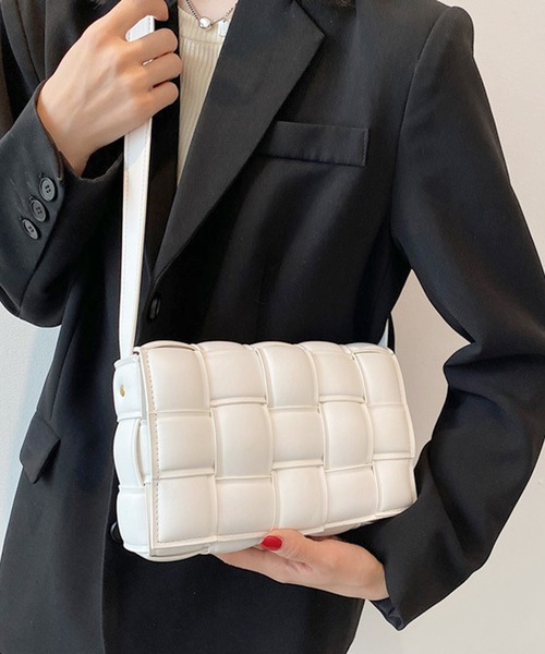 florist(フローリスト)の「【高見え】スクエア編み込みレザーショルダーバッグ(ショルダーバッグ・レディース・ベージュ/ダークブラウン/ライトグリーン/グリーン/イエロー/ブラウン/グレー/オフホワイト/ライトブルー/セージグリーン/ホワイト/ブラック/ライトピンク/レッド/ベビーピンク・FREE)」の2枚目の写真