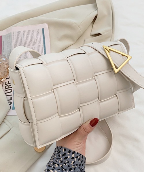 florist(フローリスト)の「【高見え】スクエア編み込みレザーショルダーバッグ(ショルダーバッグ・レディース・ベージュ/ダークブラウン/ライトグリーン/グリーン/イエロー/ブラウン/グレー/オフホワイト/ライトブルー/セージグリーン/ホワイト/ブラック/ライトピンク/レッド/ベビーピンク・FREE)」の3枚目の写真