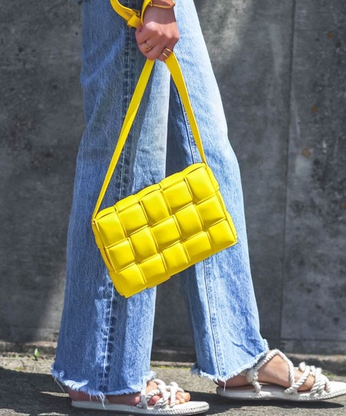 florist(フローリスト)の「【高見え】スクエア編み込みレザーショルダーバッグ(ショルダーバッグ・レディース・ベージュ/ダークブラウン/ライトグリーン/グリーン/イエロー/ブラウン/グレー/オフホワイト/ライトブルー/セージグリーン/ホワイト/ブラック/ライトピンク/レッド/ベビーピンク・FREE)」の13枚目の写真