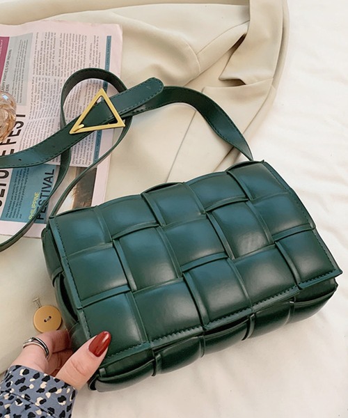 florist(フローリスト)の「【高見え】スクエア編み込みレザーショルダーバッグ(ショルダーバッグ・レディース・ベージュ/ダークブラウン/ライトグリーン/グリーン/イエロー/ブラウン/グレー/オフホワイト/ライトブルー/セージグリーン/ホワイト/ブラック/ライトピンク/レッド/ベビーピンク・FREE)」の9枚目の写真