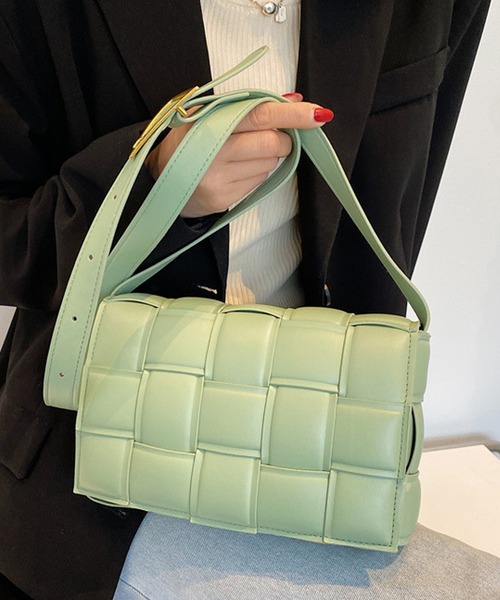 florist(フローリスト)の「【高見え】スクエア編み込みレザーショルダーバッグ(ショルダーバッグ・レディース・ベージュ/ダークブラウン/ライトグリーン/グリーン/イエロー/ブラウン/グレー/オフホワイト/ライトブルー/セージグリーン/ホワイト/ブラック/ライトピンク/レッド/ベビーピンク・FREE)」の10枚目の写真