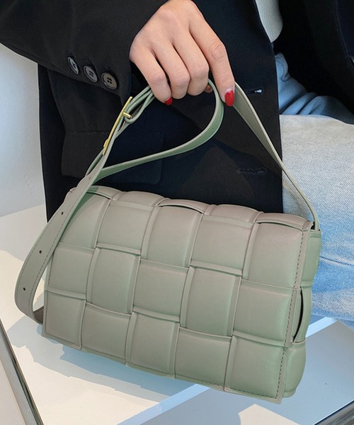 florist(フローリスト)の「【高見え】スクエア編み込みレザーショルダーバッグ(ショルダーバッグ・レディース・ベージュ/ダークブラウン/ライトグリーン/グリーン/イエロー/ブラウン/グレー/オフホワイト/ライトブルー/セージグリーン/ホワイト/ブラック/ライトピンク/レッド/ベビーピンク・FREE)」の11枚目の写真