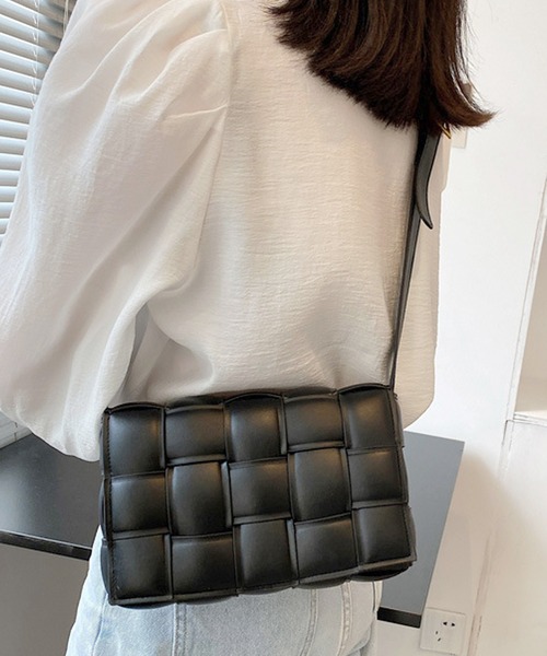 florist(フローリスト)の「【高見え】スクエア編み込みレザーショルダーバッグ(ショルダーバッグ・レディース・ベージュ/ダークブラウン/ライトグリーン/グリーン/イエロー/ブラウン/グレー/オフホワイト/ライトブルー/セージグリーン/ホワイト/ブラック/ライトピンク/レッド/ベビーピンク・FREE)」の16枚目の写真