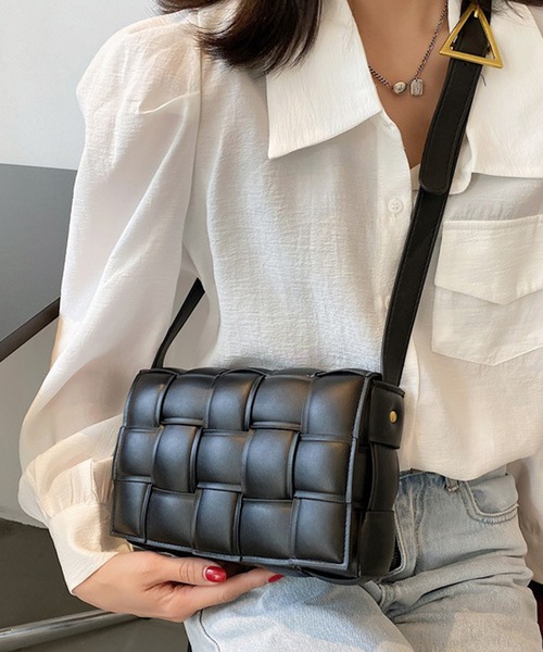 florist(フローリスト)の「【高見え】スクエア編み込みレザーショルダーバッグ(ショルダーバッグ・レディース・ベージュ/ダークブラウン/ライトグリーン/グリーン/イエロー/ブラウン/グレー/オフホワイト/ライトブルー/セージグリーン/ホワイト/ブラック/ライトピンク/レッド/ベビーピンク・FREE)」の17枚目の写真