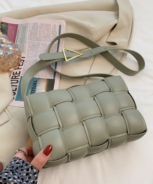 florist(フローリスト)の「【高見え】スクエア編み込みレザーショルダーバッグ(ショルダーバッグ・レディース・ベージュ/ダークブラウン/ライトグリーン/グリーン/イエロー/ブラウン/グレー/オフホワイト/ライトブルー/セージグリーン/ホワイト/ブラック/ライトピンク/レッド/ベビーピンク・FREE)」の22枚目の写真