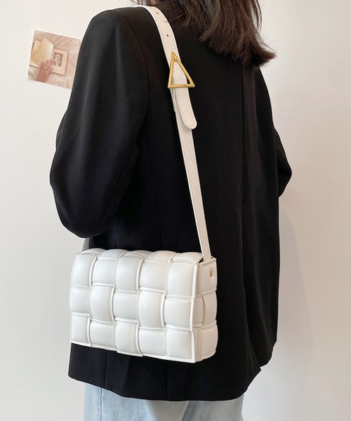 florist(フローリスト)の「【高見え】スクエア編み込みレザーショルダーバッグ(ショルダーバッグ・レディース・ベージュ/ダークブラウン/ライトグリーン/グリーン/イエロー/ブラウン/グレー/オフホワイト/ライトブルー/セージグリーン/ホワイト/ブラック/ライトピンク/レッド/ベビーピンク・FREE)」の18枚目の写真