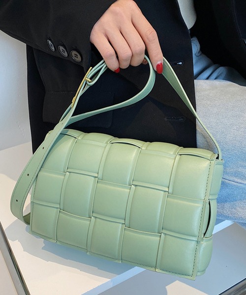 florist(フローリスト)の「【高見え】スクエア編み込みレザーショルダーバッグ(ショルダーバッグ・レディース・ベージュ/ダークブラウン/ライトグリーン/グリーン/イエロー/ブラウン/グレー/オフホワイト/ライトブルー/セージグリーン/ホワイト/ブラック/ライトピンク/レッド/ベビーピンク・FREE)」の20枚目の写真