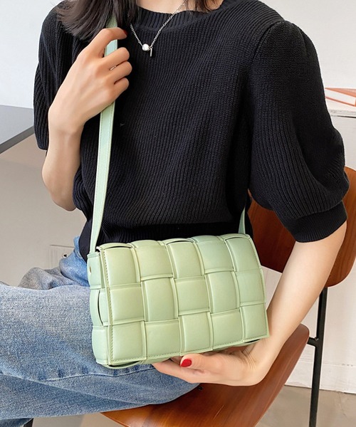 florist(フローリスト)の「【高見え】スクエア編み込みレザーショルダーバッグ(ショルダーバッグ・レディース・ベージュ/ダークブラウン/ライトグリーン/グリーン/イエロー/ブラウン/グレー/オフホワイト/ライトブルー/セージグリーン/ホワイト/ブラック/ライトピンク/レッド/ベビーピンク・FREE)」の19枚目の写真